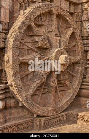 Detail der religiösen Schnitzereien, die den alten Surya Hindu Tempel in Konark, Odisha, Indien schmücken. 13. Jahrhundert n. Chr. Stockfoto