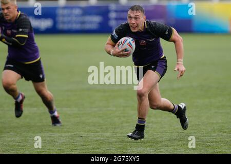 Newcastle, Großbritannien. März 2021. NEWCASTLE UPON TYNE, GROSSBRITANNIEN. 11. JULI Evan Simons von Newcastle Thunder greift am Sonntag, den 11. Juli 2021, während des WETTSTREIKS DER BETFRED Championship zwischen Newcastle Thunder und Dewsbury Rams im Kingston Park, Newcastle, an. (Kredit: Chris Lishman | MI News) Kredit: MI Nachrichten & Sport /Alamy Live News Stockfoto