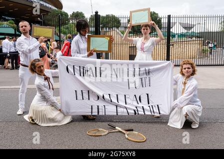 London, Großbritannien. 11. Juli 2021. Extinction Rebellion und Fossil Free London protestieren vor dem Wimbledon Tennis Court, um HSBC nicht mehr in fossile Brennstoffe zu investieren Stockfoto