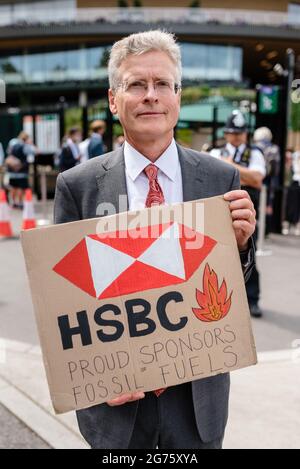 London, Großbritannien. 11. Juli 2021. Extinction Rebellion und Fossil Free London protestieren vor dem Wimbledon Tennis Court, um HSBC nicht mehr in fossile Brennstoffe zu investieren Stockfoto