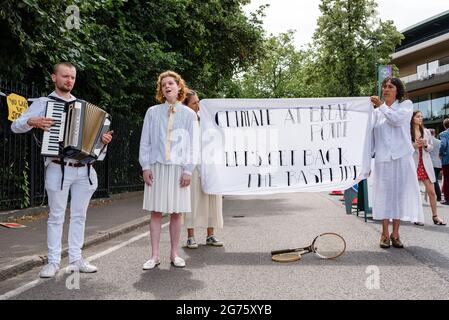 London, Großbritannien. 11. Juli 2021. Extinction Rebellion und Fossil Free London protestieren vor dem Wimbledon Tennis Court, um HSBC nicht mehr in fossile Brennstoffe zu investieren Stockfoto