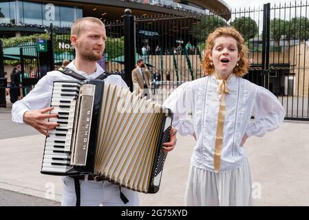 London, Großbritannien. 11. Juli 2021. Extinction Rebellion und Fossil Free London protestieren vor dem Wimbledon Tennis Court, um HSBC nicht mehr in fossile Brennstoffe zu investieren Stockfoto