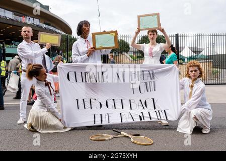 London, Großbritannien. 11. Juli 2021. Extinction Rebellion und Fossil Free London protestieren vor dem Wimbledon Tennis Court, um HSBC nicht mehr in fossile Brennstoffe zu investieren Stockfoto