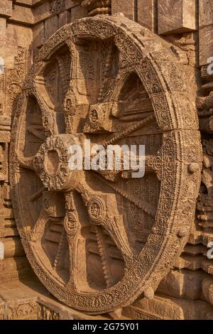 Detail der religiösen Schnitzereien, die den alten Surya Hindu Tempel in Konark, Odisha, Indien schmücken. 13. Jahrhundert n. Chr. Stockfoto