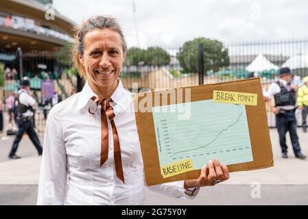 London, Großbritannien. 11. Juli 2021. Extinction Rebellion und Fossil Free London protestieren vor dem Wimbledon Tennis Court, um HSBC nicht mehr in fossile Brennstoffe zu investieren Stockfoto