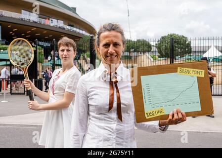 London, Großbritannien. 11. Juli 2021. Extinction Rebellion und Fossil Free London protestieren vor dem Wimbledon Tennis Court, um HSBC nicht mehr in fossile Brennstoffe zu investieren Stockfoto