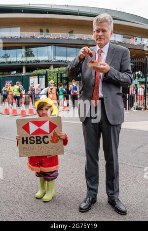 London, Großbritannien. 11. Juli 2021. Extinction Rebellion und Fossil Free London protestieren vor dem Wimbledon Tennis Court, um HSBC nicht mehr in fossile Brennstoffe zu investieren Stockfoto