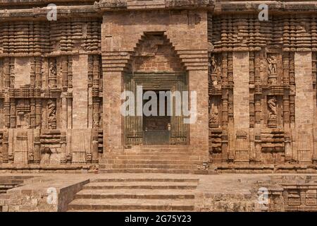 Detail der religiösen Schnitzereien, die den alten Surya Hindu Tempel in Konark, Odisha, Indien schmücken. 13. Jahrhundert n. Chr. Stockfoto