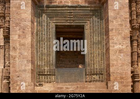 Detail der religiösen Schnitzereien, die den alten Surya Hindu Tempel in Konark, Odisha, Indien schmücken. 13. Jahrhundert n. Chr. Stockfoto