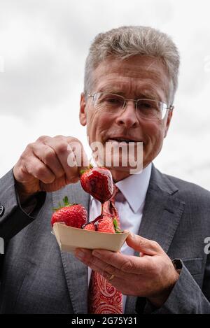 London, Großbritannien. 11. Juli 2021. Extinction Rebellion und Fossil Free London protestieren vor dem Wimbledon Tennis Court, um HSBC nicht mehr in fossile Brennstoffe zu investieren Stockfoto