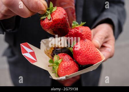 London, Großbritannien. 11. Juli 2021. Extinction Rebellion und Fossil Free London protestieren vor dem Wimbledon Tennis Court, um HSBC nicht mehr in fossile Brennstoffe zu investieren Stockfoto