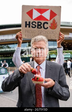 London, Großbritannien. 11. Juli 2021. Extinction Rebellion und Fossil Free London protestieren vor dem Wimbledon Tennis Court, um HSBC nicht mehr in fossile Brennstoffe zu investieren Stockfoto