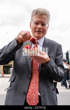 London, Großbritannien. 11. Juli 2021. Extinction Rebellion und Fossil Free London protestieren vor dem Wimbledon Tennis Court, um HSBC nicht mehr in fossile Brennstoffe zu investieren Stockfoto