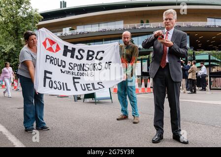 London, Großbritannien. 11. Juli 2021. Extinction Rebellion und Fossil Free London protestieren vor dem Wimbledon Tennis Court, um HSBC nicht mehr in fossile Brennstoffe zu investieren Stockfoto