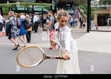 London, Großbritannien. 11. Juli 2021. Extinction Rebellion und Fossil Free London protestieren vor dem Wimbledon Tennis Court, um HSBC nicht mehr in fossile Brennstoffe zu investieren Stockfoto