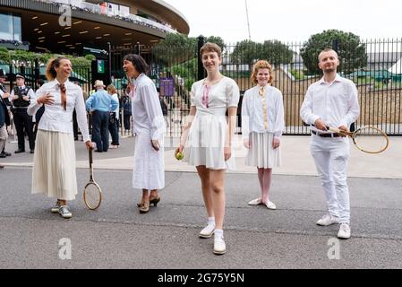 London, Großbritannien. 11. Juli 2021. Extinction Rebellion und Fossil Free London protestieren vor dem Wimbledon Tennis Court, um HSBC nicht mehr in fossile Brennstoffe zu investieren Stockfoto