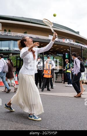 London, Großbritannien. 11. Juli 2021. Extinction Rebellion und Fossil Free London protestieren vor dem Wimbledon Tennis Court, um HSBC nicht mehr in fossile Brennstoffe zu investieren Stockfoto