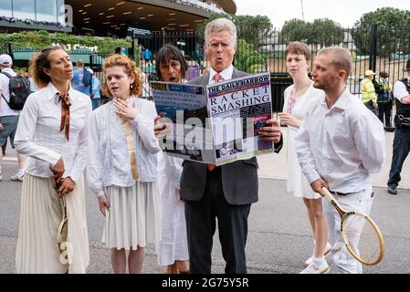 London, Großbritannien. 11. Juli 2021. Extinction Rebellion und Fossil Free London protestieren vor dem Wimbledon Tennis Court, um HSBC nicht mehr in fossile Brennstoffe zu investieren Stockfoto