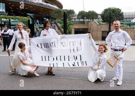 London, Großbritannien. 11. Juli 2021. Extinction Rebellion und Fossil Free London protestieren vor dem Wimbledon Tennis Court, um HSBC nicht mehr in fossile Brennstoffe zu investieren Stockfoto
