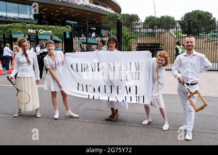 London, Großbritannien. 11. Juli 2021. Extinction Rebellion und Fossil Free London protestieren vor dem Wimbledon Tennis Court, um HSBC nicht mehr in fossile Brennstoffe zu investieren Stockfoto