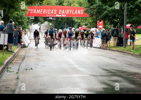 Wauwatosa, WI/USA - 26. Juni 2021: Kategorie-4-Rennfahrer und Anfänger auf Kurs in den Washington Highlands bei der Tour of America's Dairyland. Stockfoto
