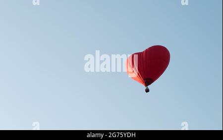 Herzförmiger roter Ballon. Air-Entertainment. Heißluftballonflüge. Stockfoto