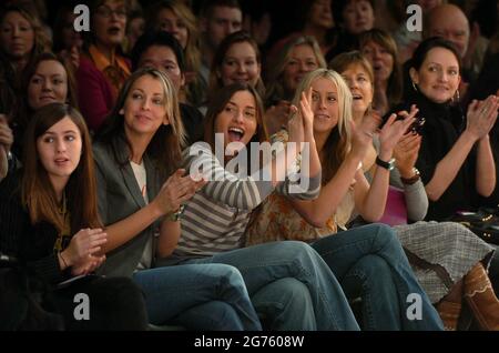 Die Allerheiligen Natalie Appleton, Melie Blatt und Nicole Appleton sehen sich die Betty Jackson Frühjahrsshow bei der London Fashion Week an, die im Natural History Museum, London, stattfindet. 2006 Stockfoto