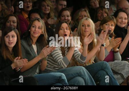 Die Allerheiligen Natalie Appleton, Melie Blatt und Nicole Appleton sehen sich die Betty Jackson Frühjahrsshow bei der London Fashion Week an, die im Natural History Museum, London, stattfindet. 2006 Stockfoto