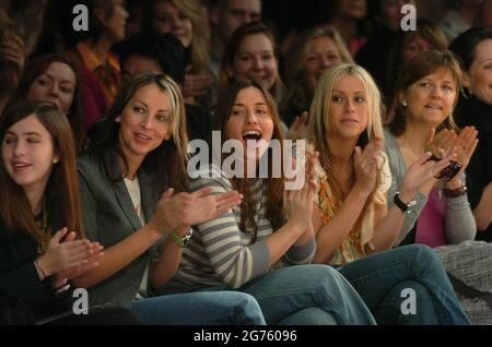 Die Allerheiligen Natalie Appleton, Melie Blatt und Nicole Appleton sehen sich die Betty Jackson Frühjahrsshow bei der London Fashion Week an, die im Natural History Museum, London, stattfindet. 2006 Stockfoto