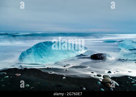 Eisberg auf einem schwarzen Sandstrand in Island Stockfoto