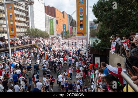 London, Großbritannien. 11. Juli 2021. England-Fans verlassen die U-Bahn-Station Wembley Park auf dem Weg zum Wembley-Stadion vor dem Finale der Euro 2020 zwischen Italien und England. Es ist das erste große Finale, in dem England seit dem Gewinn der Weltmeisterschaft 1966 gespielt haben wird, und Italien bleibt in den letzten 33 Spielen ungeschlagen. Kredit: Stephen Chung / Alamy Live Nachrichten Stockfoto