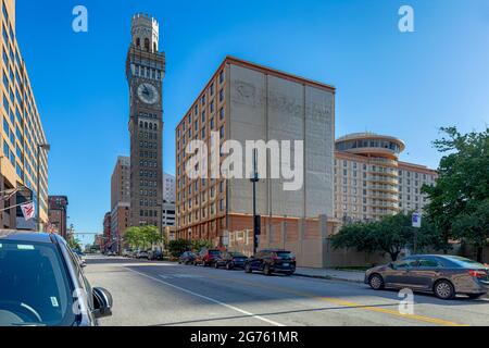 Der Bromo Seltzer Arts Tower liegt gegenüber dem ehemaligen Holiday Inn Baltimore - Inner Harbor. Stockfoto