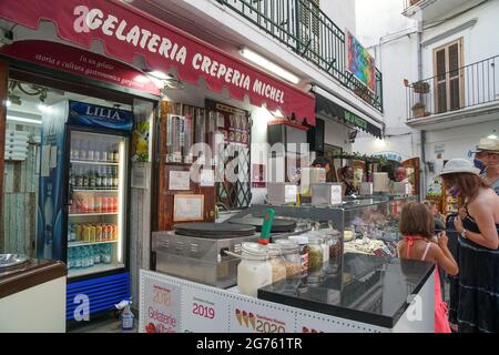 Peschici - 29/06/2021: Berühmte italienische Eisdiele mit Menschen in Peschici, Apulien, Italien Stockfoto