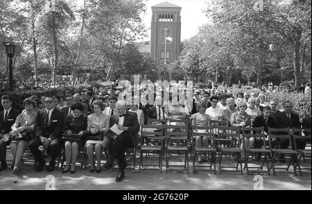 1964, historische, Eltern und Familienmitglieder sitzen draußen für die offizielle Abschlussfeier der Studenten, wo die Studenten ihre Abschlüsse erhalten, University of Southern California, Kalifornien, USA. Stockfoto