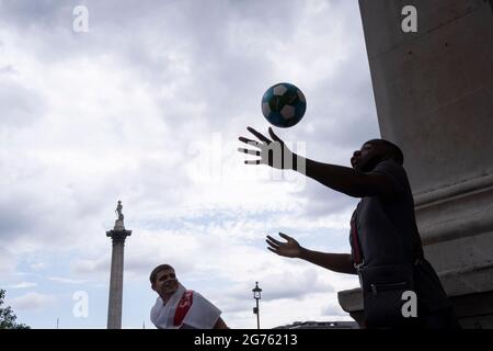 Stunden bevor die englische Fußballmannschaft zum ersten Mal seit 1966 ein historisches Spiel gegen Italien spielt, dass die englische Nationalmannschaft bei einem großen internationalen Fußballfinale der Herren gespielt hat, drängen sich Tausende hauptsächlich junger männlicher Fans ohne Gesichtsbedeckung oder soziale Distanzierung auf dem Trafalgar Square, Am 11. Juli 2021 in London, England. Stockfoto