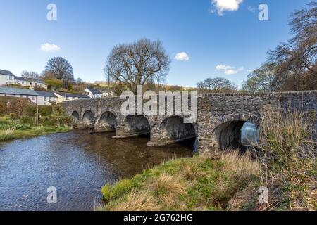 Die malerische Withypool-Brücke über den Fluss Barle in Exmoor, Somerset. Stockfoto