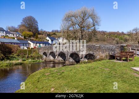 Die malerische Withypool-Brücke über den Fluss Barle in Exmoor, Somerset. Stockfoto