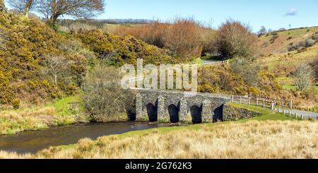 Die malerische Landacre Bridge über den Fluss Barle in der Nähe von Withypool in Exmoor, Somerset, England Stockfoto