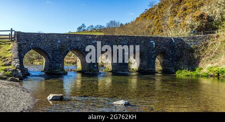 Die malerische Landacre Bridge über den Fluss Barle in der Nähe von Withypool in Exmoor, Somerset, England Stockfoto