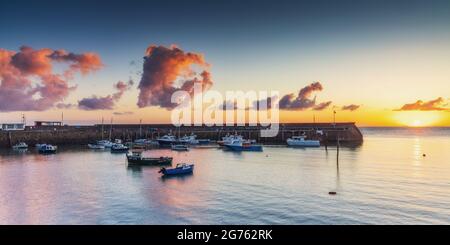 Der alte Hafen bei Minehead an der Küste von Somerset bei Sonnenaufgang. Stockfoto