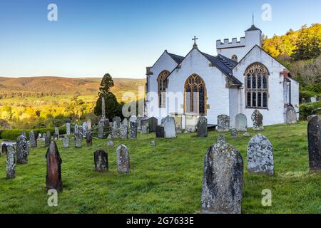 Die hübsche weißgetünchte Allerheiligen-Kirche in Selworthy stammt aus dem 15. Jahrhundert, dem Exmoor National Park, Somerset. Stockfoto