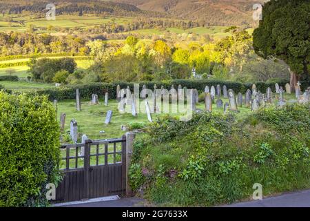 Selworthy Church Friedhof, mit Blick auf die wunderschöne Landschaft, Exmoor National Park, Somerset, England. Stockfoto
