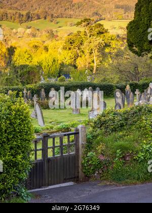 Selworthy Church Friedhof, mit Blick auf die wunderschöne Landschaft, Exmoor National Park, Somerset, England. Stockfoto