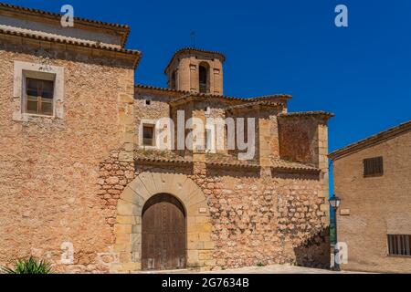 Die historische Stadt Miravet am Ebro Fluss, Blick auf die Straße mit den alten Gebäuden, Provinz Tarragona in Spanien Stockfoto