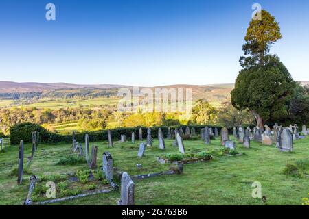 Selworthy Church Friedhof, mit Blick auf die wunderschöne Landschaft, Exmoor National Park, Somerset, England. Stockfoto