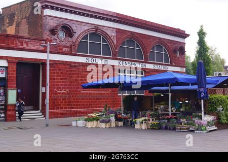 London, Großbritannien: Blick auf den Eingang der U-Bahnstation South Kensington, 2015 Stockfoto