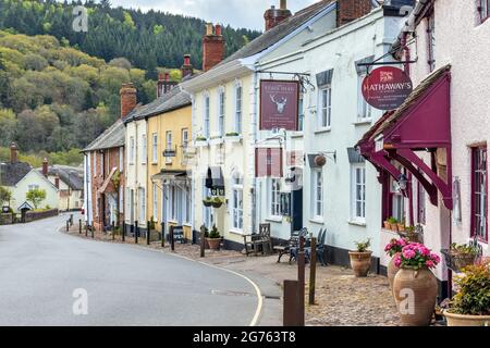 West Street in Dunster, einem kleinen malerischen Dorf auf Exmoor im Norden von Somerset. Stockfoto