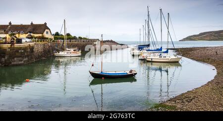 Boote und Yachten liegen am Außenhafen von Porlock Weir am Bristol Channel in Somerset. Stockfoto