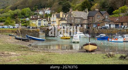 Boote, die am Hafen von Porlock Weir auf dem Bristol Channel in Somerset festgemacht wurden. Stockfoto