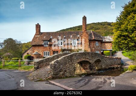 Die mittelalterliche Papppferd-Brücke und Hütte im malerischen Dorf Allerford in Somerset. Stockfoto